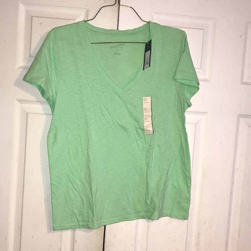 NWT Women’s Universal Thread Tee
